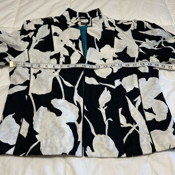 Beautiful Chico Jacket with textured print and 3/4 sleeves. - Picture 3 of 8